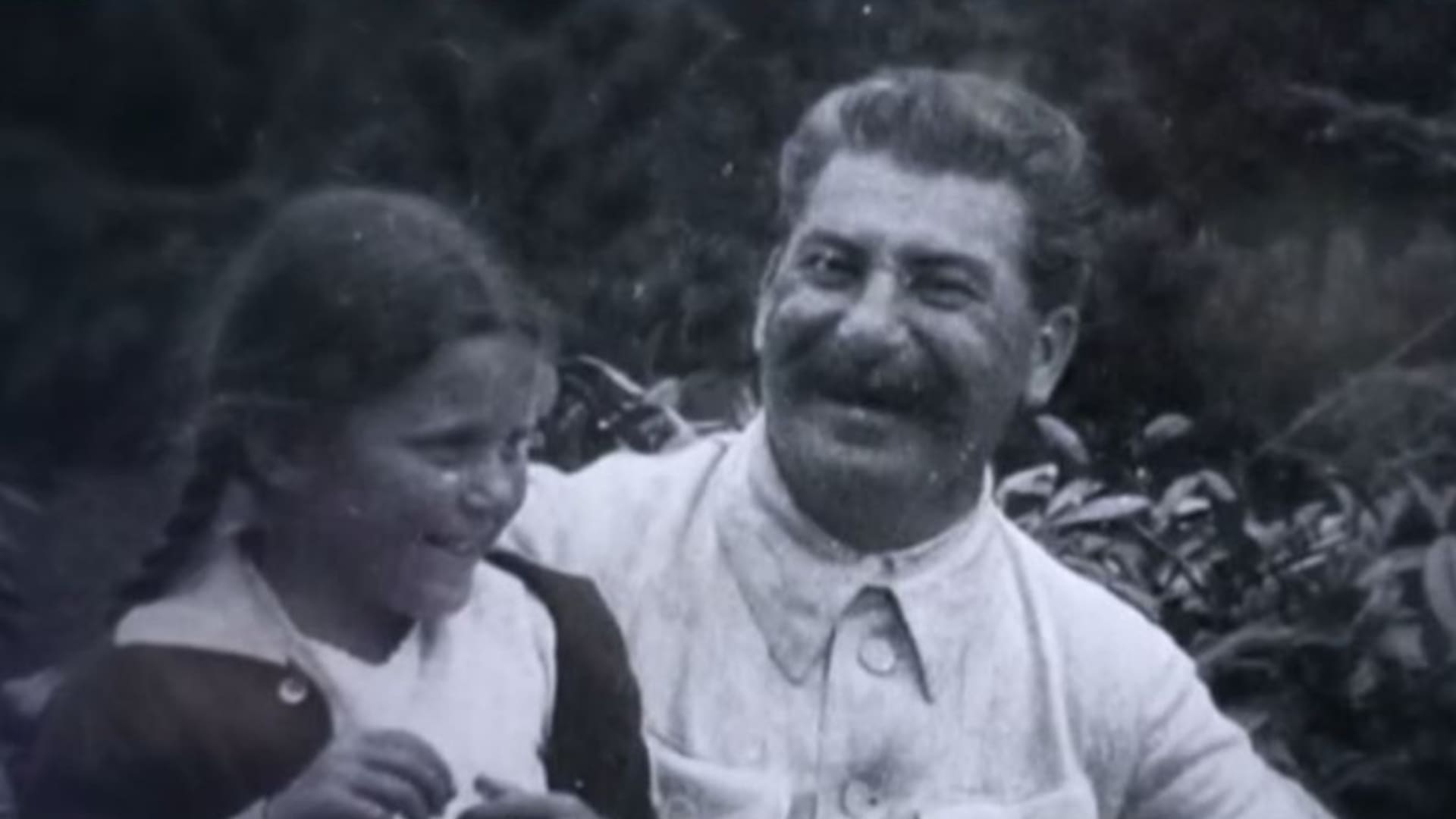Svetlana en brazos de su padre Stalin en 1935
