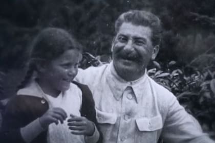 Svetlana Stalina pasó de ser la niña mimada de su padre a hartarse de ser oprimida por él, y luego por el régimen comunista, y en 1967 escapó de la URSS para vivir en Estados Unidos