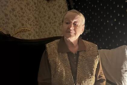 Svitlana. de 72 años, y su marido duermen dos horas por noche en su piso dañado por una bomba