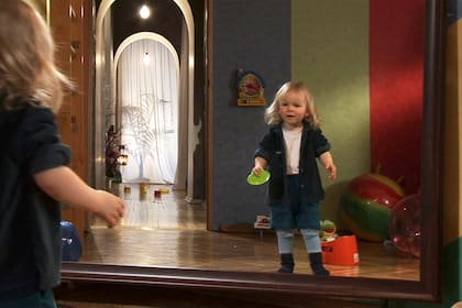 Svyato, el hijo del director de cine documental Victor Kossakovsky, mirandose al espejo