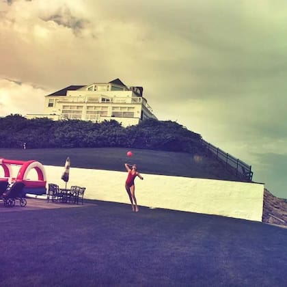 Swift, captada por su amiga Gigi Hadid con su casa de fondo.@Gigihadid