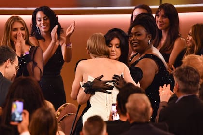 Swift celebra su triunfo en la categoría mejor álbum del año junto a la cantante Lana del Rey, quien también estaba nominada en esa categoría pero se fue a casa con las manos vacías
