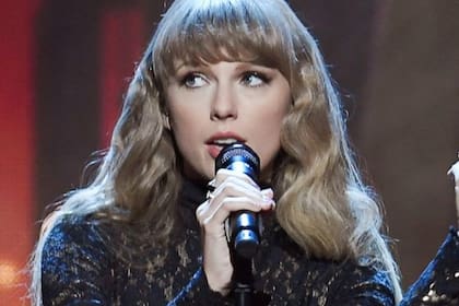 Swift es la única artista femenina que tiene ocho álbumes número uno en Reino Unido en este siglo
