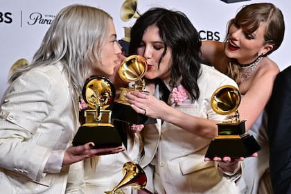 Swift junto a integrantes de la banda indie Boygenius, que se alzó con el Grammy al mejor álbum de música alternativa por su disco debut The Record, entre otros premios; el trío anunció hace poco que se tomaría un impasse indefinido luego de la premiación