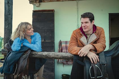 Swindells dio vida a Adam Groff, uno de los personajes centrales de Sex Education (2019-2023), la exitosa serie de Netflix creada por Laurie Nunn que abordó temas como la sexualidad, la identidad y las relaciones durante la adolescencia