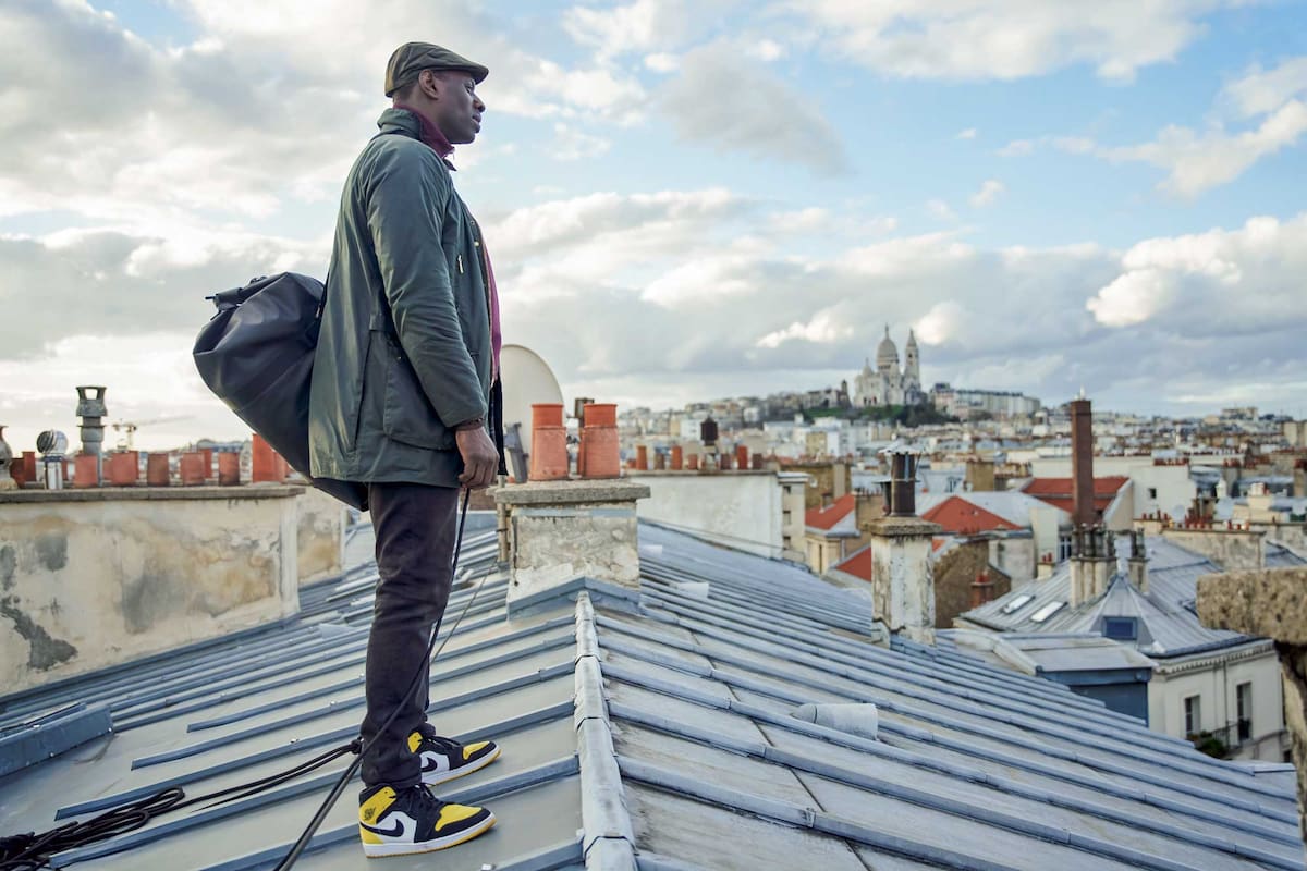 Sy se sube a los techos de París como el ladrón con conciencia Diop.