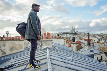 Sy se sube a los techos de París como el ladrón con conciencia Diop.