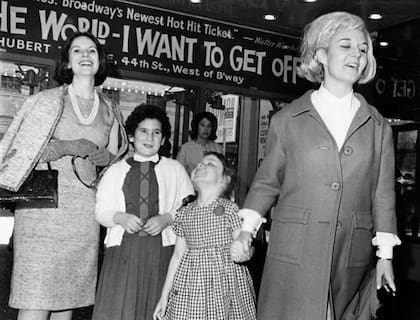 Sybil Burton con sus hijas Kate y Jessica