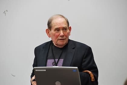 Sydney Brenner, el director del Laboratorio de Biología Molecular, fue el que anunció en el instituto que César Milstein había ganado el Premio Nobel de Medicina