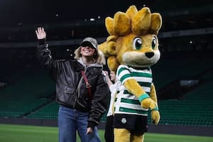 Sydney Sweeney demostró sus dotes para el fútbol en el campo del Sporting de Portugal
