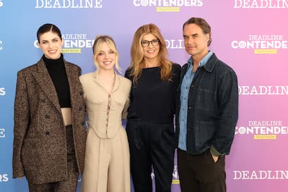 Sydney Sweeney junto a algunos de sus compañeros de The White Lotus, Alexandra Daddario, Connie Britton y Murray Bartlett: todos ellos fueron nominados al Emmy