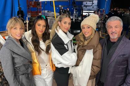 Sylvester Stallone junto a su esposa y sus tres hijas