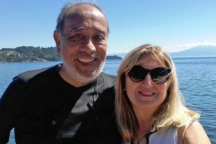 Sylvia Brunoldi junto a su marido, fallecido por Covid, y a quien pudo despedir en agosto de 2020, cuando las visitas a los hospitales estaban prohibidas