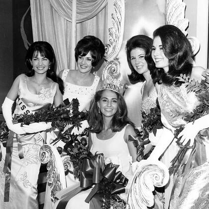 Sylvia Hitchcock (al centro) se convirtió en actriz después de su reinado (Instagram/@MissUniverse)