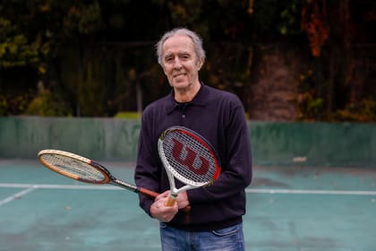 Szafrán con las raquetas que le obsequiaron Björn Borg y Roger Federer, múltiples campeones de Wimbledon