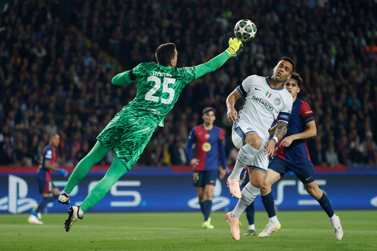 Szczesny corta un centro ante Lautaro Martínez en la semifinal de ida, que finalizó 3-3
