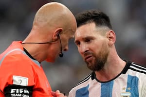 El árbitro de la gloriosa final de Qatar dirigirá el debut de Argentina ante Argelia
