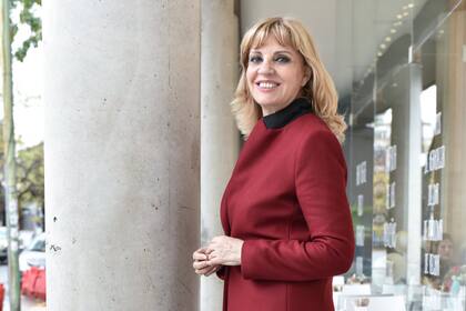 "En los noticieros donde trabajaba me daban las noticias amables. Yo era la conductora, pero los temas más fuertes los tocaban los hombres. Cuando me di cuenta dije: yo también quiero hacerlo", recuerda Teté