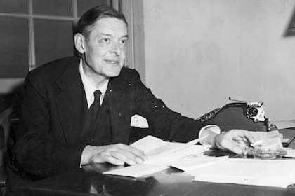 T. S. Eliot, el poeta británico, en su escritorio de la editorial Faber&Faber