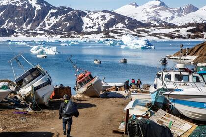 Taasliq es un pueblo al este de Groenlandia que el año pasado vio como un iceberg se desprendía de los glaciares y se convirtió en una isla de hielo flotante.