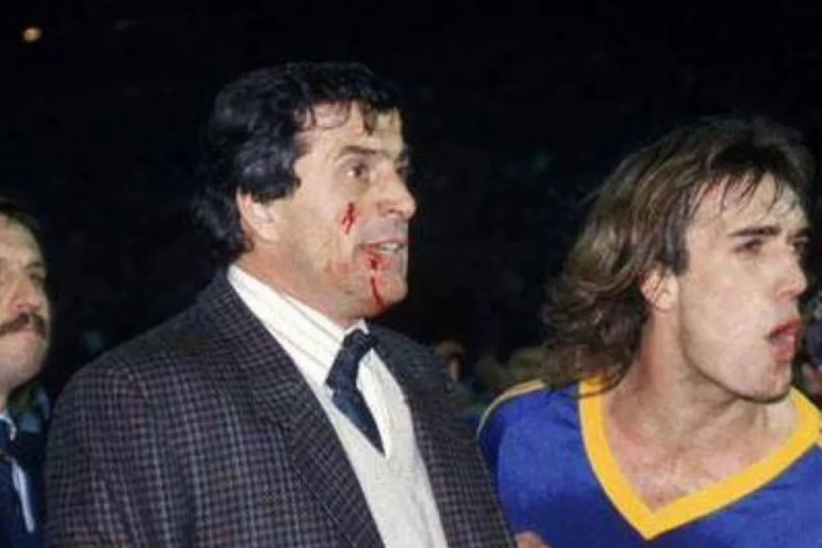 Tabárez sangra y Batistuta reacciona; ambos están desencajados durante la batalla campal que se dio en el Colo-Colo vs Boca de la Libertadores 91