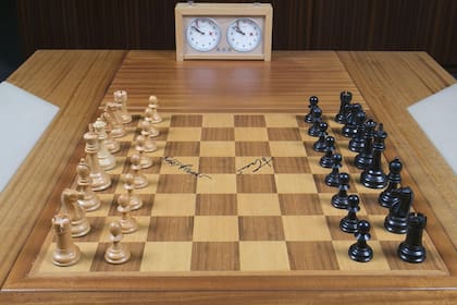Tablero utilizado en la partida de 1972 entre Bobby Fischer y Boris Spassky. Estas piezas de ajedrez tienen un diseño Staunton