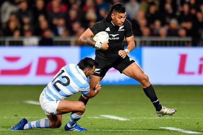 Tackle de Matías Orlando a Rieko Ioane durante el partido