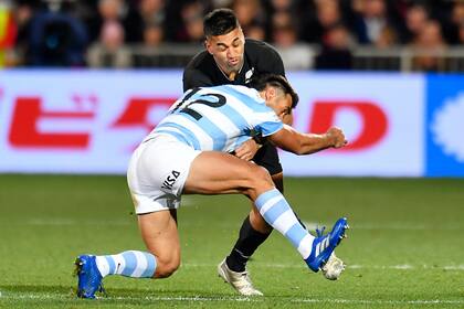 Tackle de Matías Orlando sobre Rieko Ioane, una constante en el partido