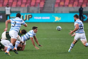 Tackleado, Santiago Carreras cede la pelota a Marcos Kremer en el amplio traspiés de los Pumas como visitantes de Sudáfrica en Port Elizabeth; el número 5 admitió la falla de desconcentración de los argentinos, que genera muchos penales para el oponente.