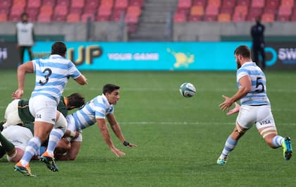 Tackleado, Santiago Carreras cede la pelota a Marcos Kremer en el traspié de los Pumas como visitantes de Sudáfrica en Port Elizabeth.