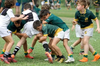 Tacklear es lo que más le gusta al pequeño, que ahora vive en Santa Fe junto a su hermano de 12 años y sus nuevos padres.