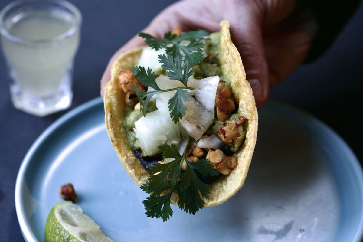 Taco con tempeh de Aminoteka, marca que lo hace en Uruguay (Foto: Florencia Curcio)