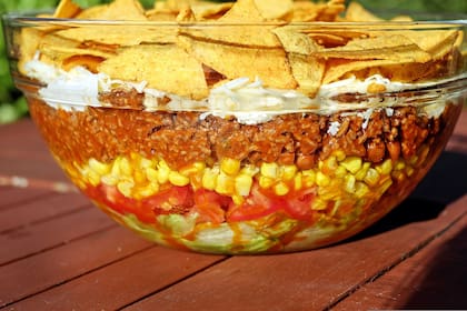 Taco salad con nachos.