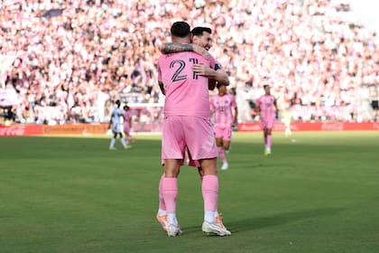 Tadeo Allende y Lionel Messi festejan el primer gol de Inter Miami en la final de la MLS Cup ante Vancouver