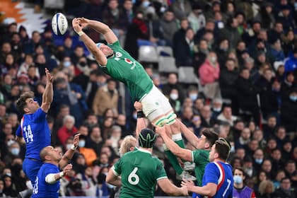 Tadhg Beirne toma el balón, en las alturas, en una imagen espectacular