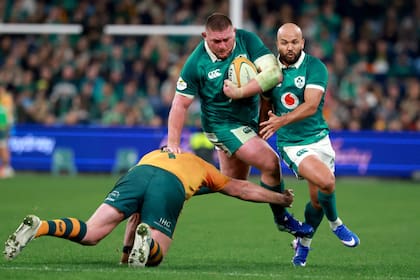 Tadhg Furlong, de Irlanda, supera a Angus Bell, de Australia el último sábado; en el tiempo de la supremacía de los ataques sobre las defensas, los partidos suelen ser atractivos.