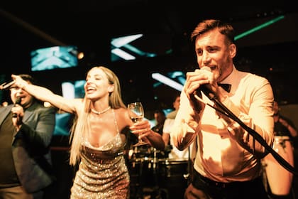 Tagliafico demostró sus dotes para el canto y se sumó a Los Totora y a Sebastián Mendoza, las bandas que musicalizaron la fiesta junto al DJ Fer Palacio.