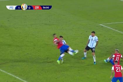 Tagliafico derribó a Vidal en el área y luego de la revisión de Wilmar Roldán en el VAR, cobró penal para Chile