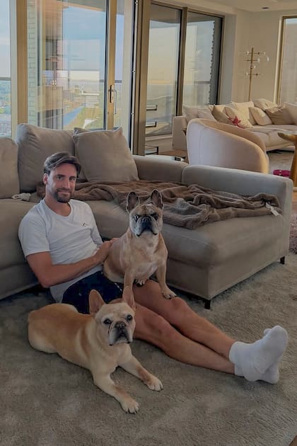 Tagliafico en la intimidad de su hogar en Lyon junto a sus inseparables bulldogs franceses, Galo e India