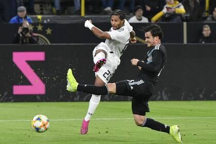 Tagliafico no alcanza a cerrar y Gnabry abre la cuenta en Dortmund: el 1-0 para Alemania