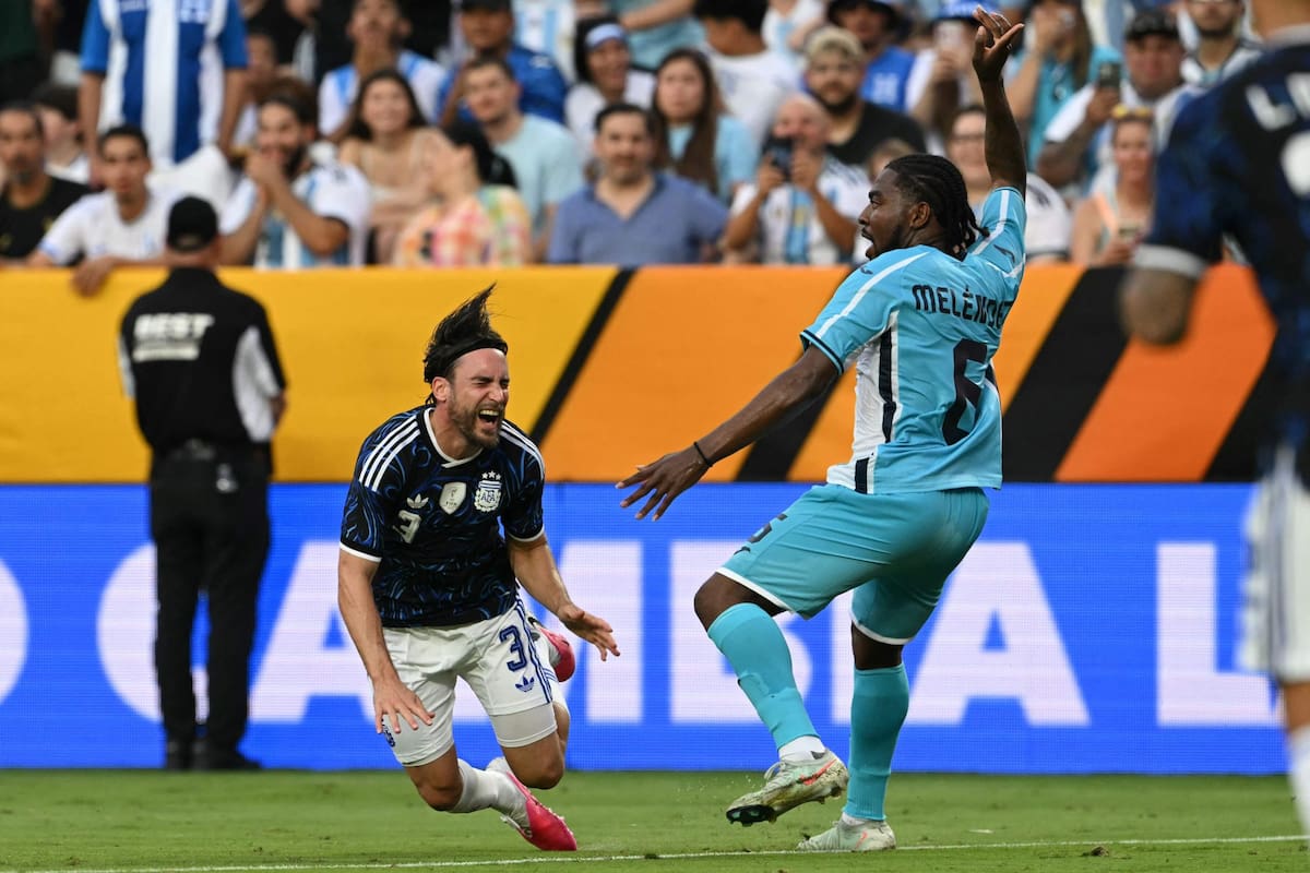 Tagliafico recibe la falta que derivo en el penal de Argentina ante Honduras, el sábado último