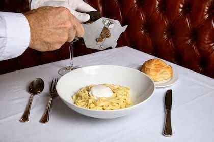 Tagliolini con trufa y huevo poche, en Sottovoce