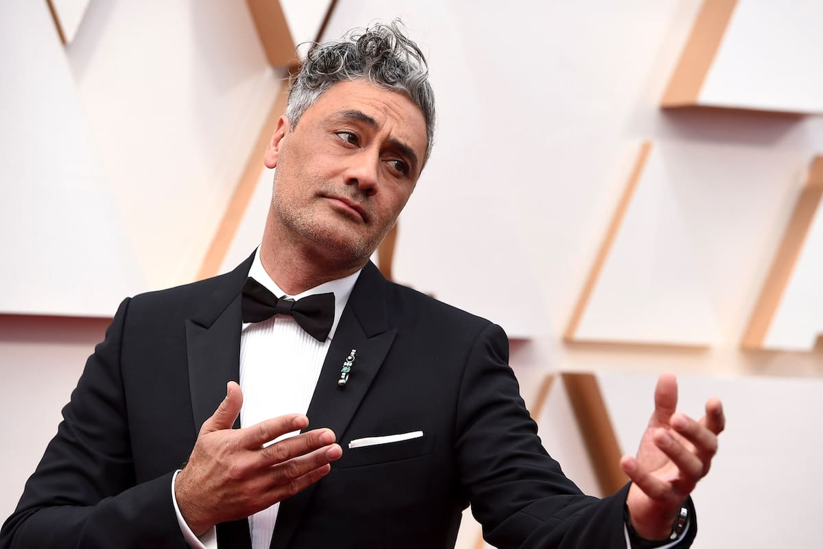 Taika Waititi en la alfombra roja durante la llegada de los Oscar