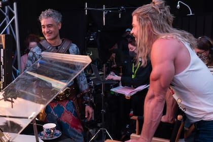 Taika Waititi y  Chris Hemsworth, durante el rodaje de Thor: amor y trueno