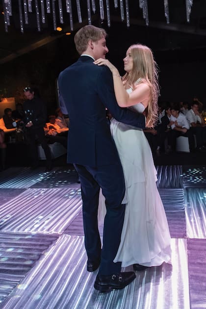 Taína, que es cantante –ya debutó en el festival Warmichella– y está dando sus primeros pasos en el mundo de la moda, bailó el vals con su hermano mayor, Balthazar.