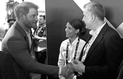 Taina saluda a Harry y le presenta al príncipe Radu de Rumania y al ministro de Defensa de ese país. "Fue un honor presentarlos. ¡Y no siempre tenés la oportunidad de presentar a dos príncipes en un mismo evento!", dice.