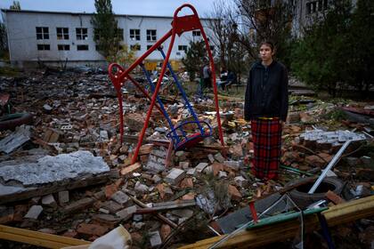 Taisiia Kovaliova, de 15 años, junto a los escombros de un parque frente a su casa, que fue alcanzada por un misil ruso en Mykolaiv, el 23 de octubre de 2022. (AP Foto/Emilio Morenatti)