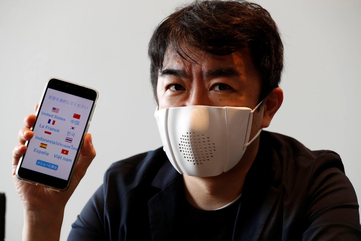 Taisuke Ono, director de la start-up Donut Robotics, posa con la mascarilla conectada C-Mask, que reconoce la voz y realiza transcripciones y traducciones desde una aplicación móvil