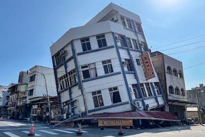 Esta foto tomada por la Agencia Central de Noticias de Taiwán (CNA) el 3 de abril de 2024 muestra un edificio dañado en Hualien, después de un importante terremoto en el este de Taiwán