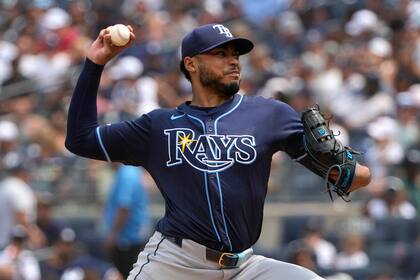 Taj Bradley de los Rays de Tampa Bay lanza en la quinta entrada ante los Yankees de Nueva York el sábado 20 de julio del 2024. (AP Foto/Pamela Smith)
